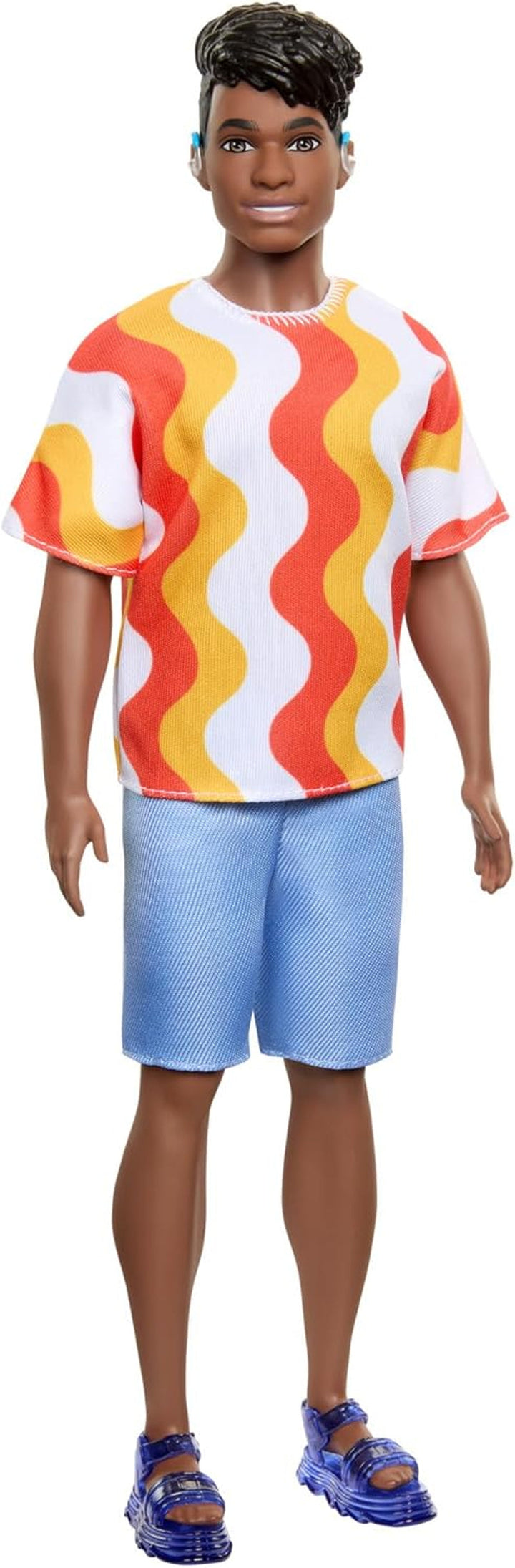 Barbie Fashionistas Ken Doll nr. 220 Cu bretele și formă largă a corpului într-o cămașă detașabilă cu model portocaliu, pantaloni scurți și sandale cu platformă, HRH23 Papusi Naty Shop