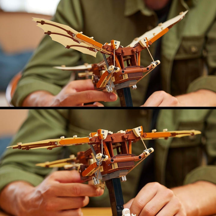 LEGO Icons Leonardo Da Vinci's Flying Machine With Flapping Wings - Include minifigurină și suport - Set de construcție pentru adulți - Set de decorațiuni pentru casă - Idee de cadou - 10363 Seturi de constructie Besuche den LEGO-Store