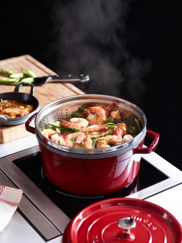 STAUB Gusseisen Bräter/Cocotte, Mit Dämpfeinsatz Aus Edelstahl, Rund 26 Cm, 5,2 L, Aromaregen Funktion Für Optimale Befeuchtung, Für Alle Herdarten Inkl. Induktion & Backofen, Kirschrot, Rot Matrite si tavi pentru copt Naty Shop
