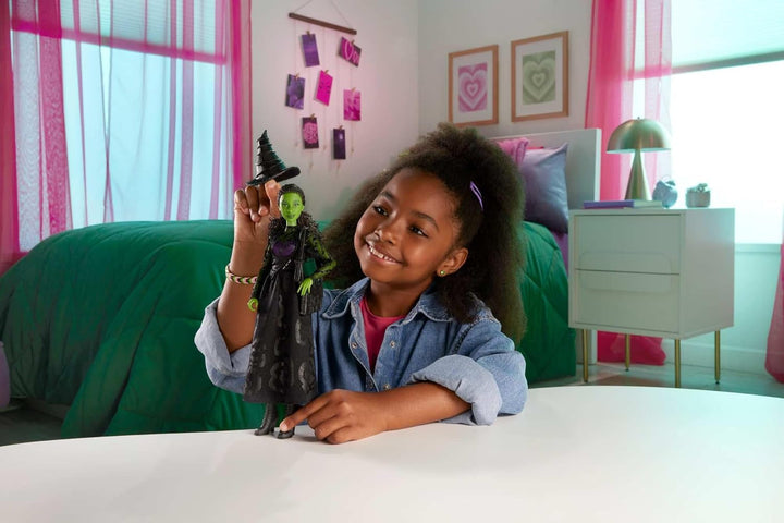 Mattel Wicked Elphaba păpușă de modă și accesorii cu piele verde, păr negru împletit, diferite poziții posibile și aspect de rochie de bal extensibilă, HXT62, [Multicolor] Papusi Naty Shop