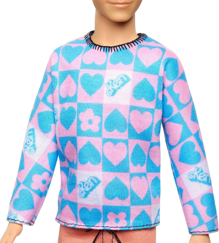 Barbie Fashionistas Ken Doll nr. 219 cu corp subțire și cămașă cu mânecă lungă cu model detașabil în roz și albastru și pantaloni scurți roz, HRH24 Papusi Naty Shop