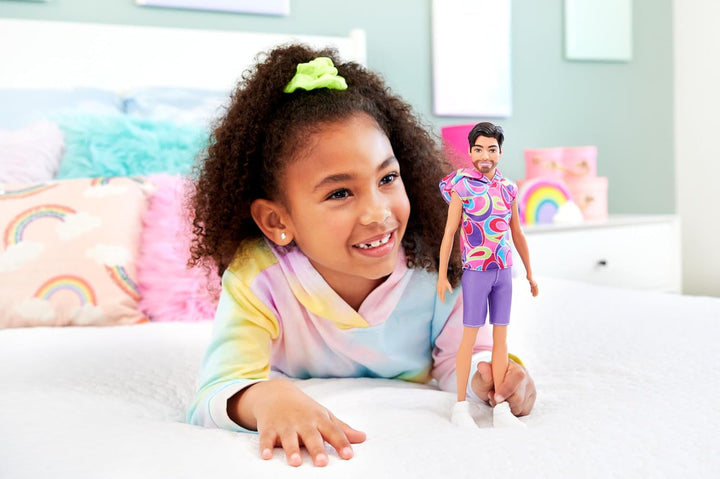 Barbie Fashionistas Ken Doll nr. 227 cu ținută care amintește de aspectul total al părului, păpușă de modă brunetă cu barbă scurtă și fizic subțire, 65th Anniversary Collectible Figure, HRH26 Papusi Naty Shop