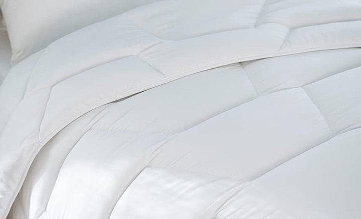 Abeil Couette Attitude Coton Légère 240 X 260 Cm Organic Quilt Attude Lightweight, bumbac, poliester, alb Plapumi si pilote Naty Shop