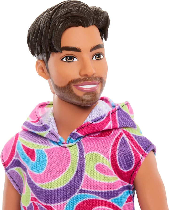 Barbie Fashionistas Ken Doll nr. 227 cu ținută care amintește de aspectul total al părului, păpușă de modă brunetă cu barbă scurtă și fizic subțire, 65th Anniversary Collectible Figure, HRH26 Papusi Naty Shop