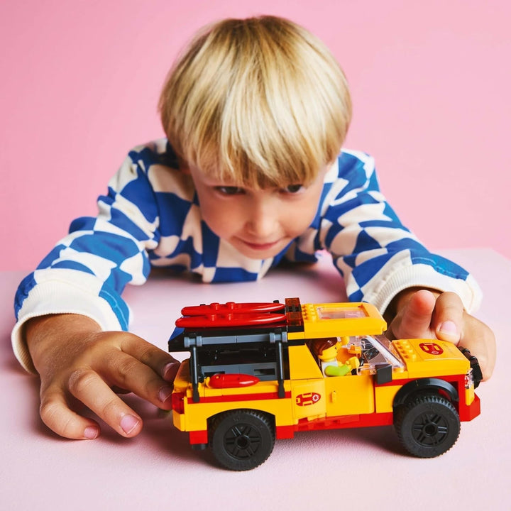 LEGO City Lifeguard Emergency Vehicle - Vehicul de teren cu 2 minifigurine și rechin - Set de construcție pentru fete și băieți cu vârsta peste 6 ani - Idee de cadou pentru surferi și fani ai sporturilor nautice 60453 Seturi de constructie Besuche den LEGO-Store