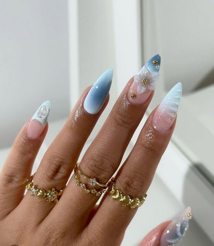 Mouyouglow 30 bucăți unghii false scurte, model floral cu dungi albe, culoare nud, model francez 3D, cu flori Y2K, cu lipici pentru unghii, vârfuri albe, flori argintii ondulate, vară, INS, unghii artificiale