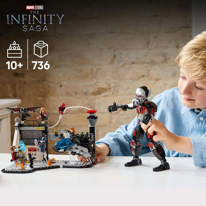 LEGO Marvel Captain America: Civil War Action Duel - Set de joacă pentru supereroi cu 8 minifigurine - Set de construcție și joacă cu avion de jucărie - Cadou pentru băieți și fete 76314 Seturi de constructie Besuche den LEGO-Store