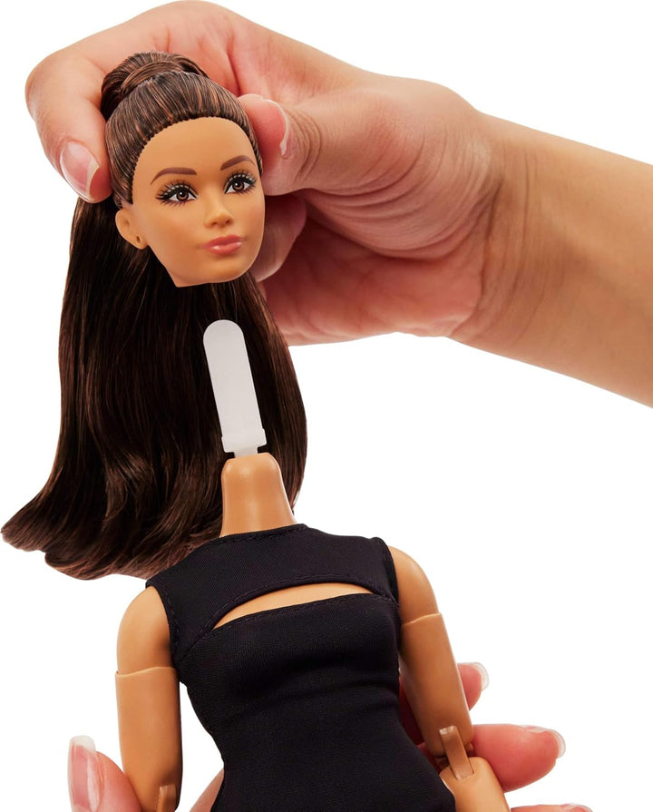 Barbie Basics Model 5, păpușă de colecție cu păr brunet, rochie mini neagră și pantofi cu toc, Universal Fit Fashion, corp mobil cu curbe feminine, JBH73 Papusi Naty Shop