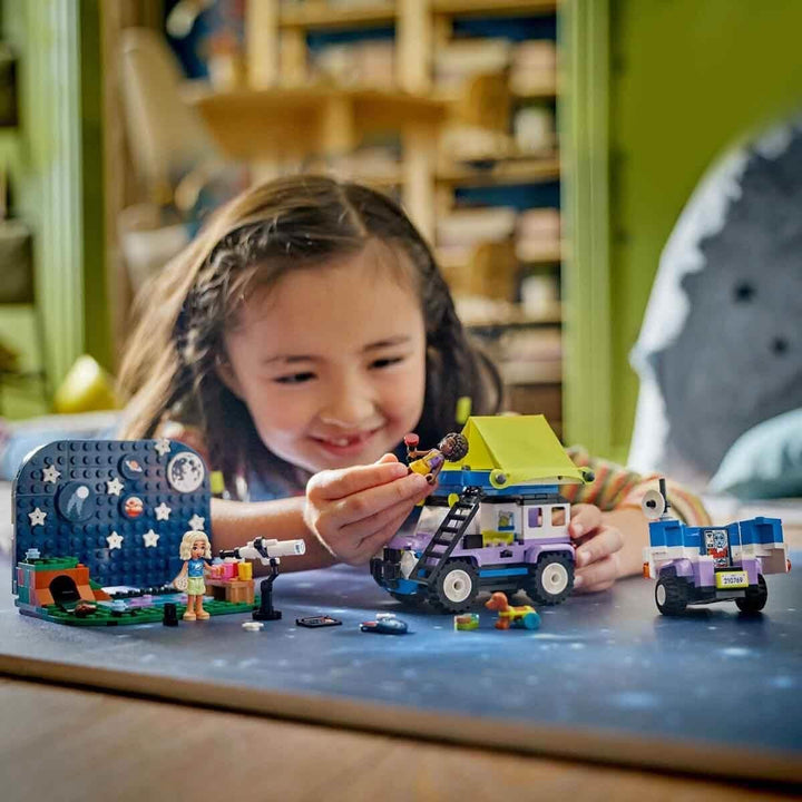 Set de vehicule de camping LEGO Friends Stargazer cu mașină de teren și telescop de jucărie, cadou de la 7 ani pentru fete și băieți, include figurile de joc Nova, Aliya și un câine 42603 Seturi de constructie Besuche den LEGO-Store