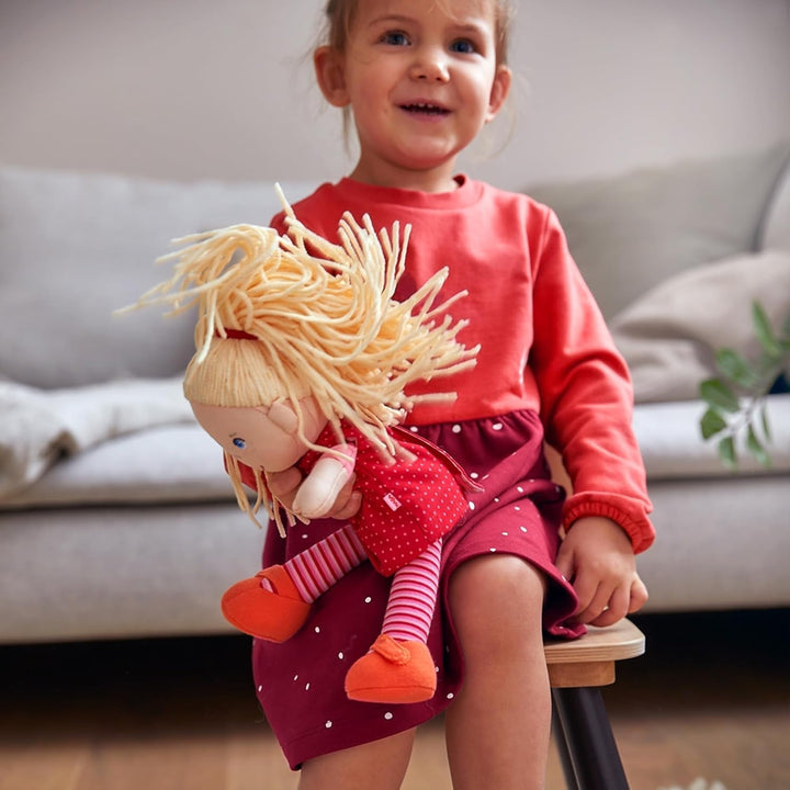 HABA 302108 - Păpușă Annelie, păpușă de cârpă cu haine și păr, 30 cm, jucărie de la 18 luni, roșu Papusi Naty Shop