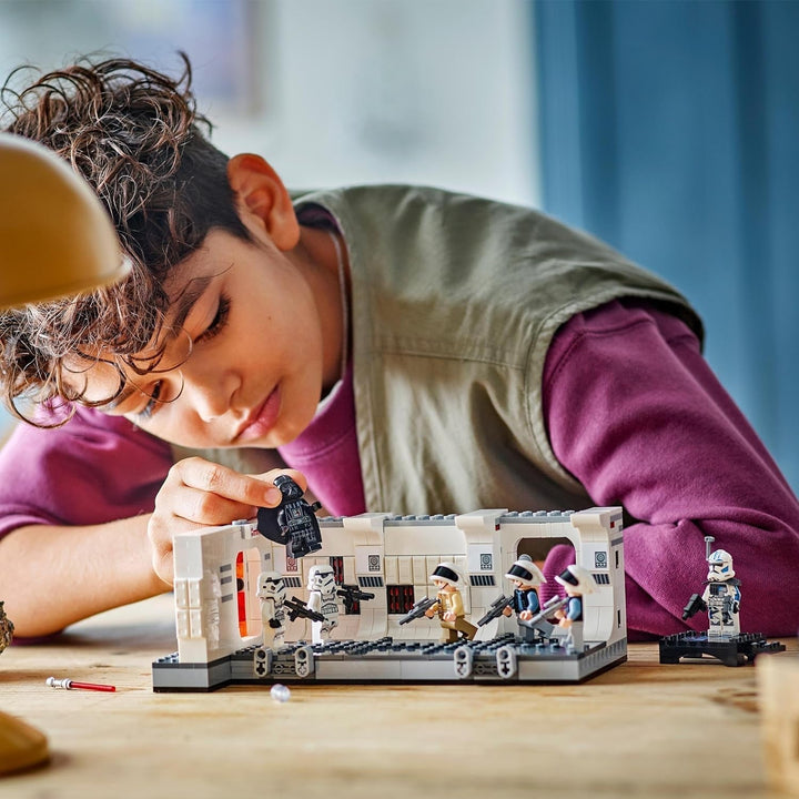 LEGO Star Wars Îmbarcarea pe Tantive IV, Jucărie de construcție pentru filmul O nouă speranță, Playset de fantezie pentru copii de colecționat, Idee de cadou pentru băieți și fete de peste 8 ani și pentru colecționari 75387 Seturi de constructie Besuche den LEGO-Store