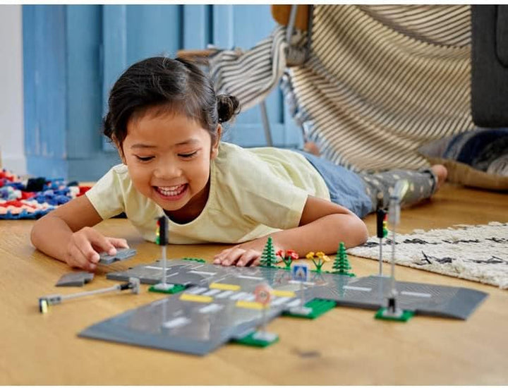 LEGO City Intersecție rutieră cu semafoare, set de construcție cu cărămizi care strălucesc în întuneric 60304 Seturi de constructie Besuche den LEGO-Store