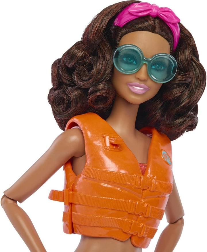 Barbie - păpușă surfer cu placă de surf și mâner, prosop și radio pentru aventuri pe plajă și povestiri, cleme și curea de gleznă pentru surfing realist, de la 3 ani, HPL69 Papusi Naty Shop