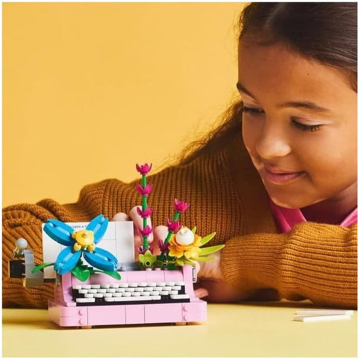 LEGO Creator 3In1 Mașină de scris cu flori - jucărie convertibilă într-un model Keytar sau într-un ghiveci de flori cu blocnotes și stilou - set de construcție - cadou pentru fete și băieți de la 8 ani 31169 Seturi de constructie Besuche den LEGO-Store
