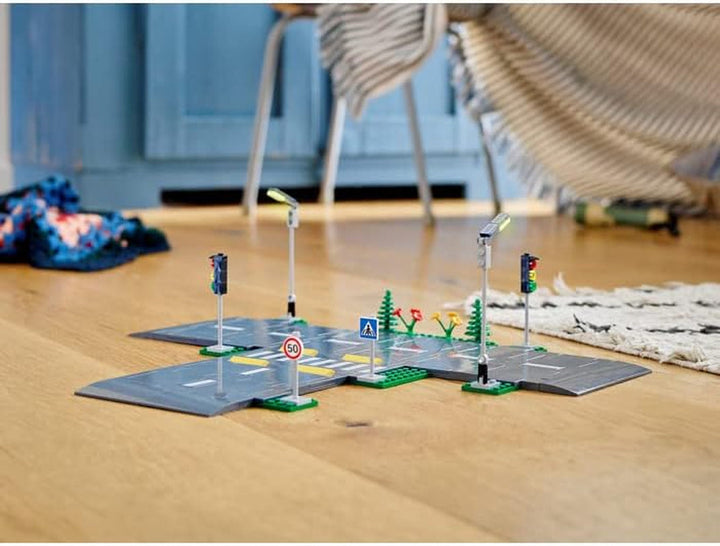 LEGO City Intersecție rutieră cu semafoare, set de construcție cu cărămizi care strălucesc în întuneric 60304 Seturi de constructie Besuche den LEGO-Store