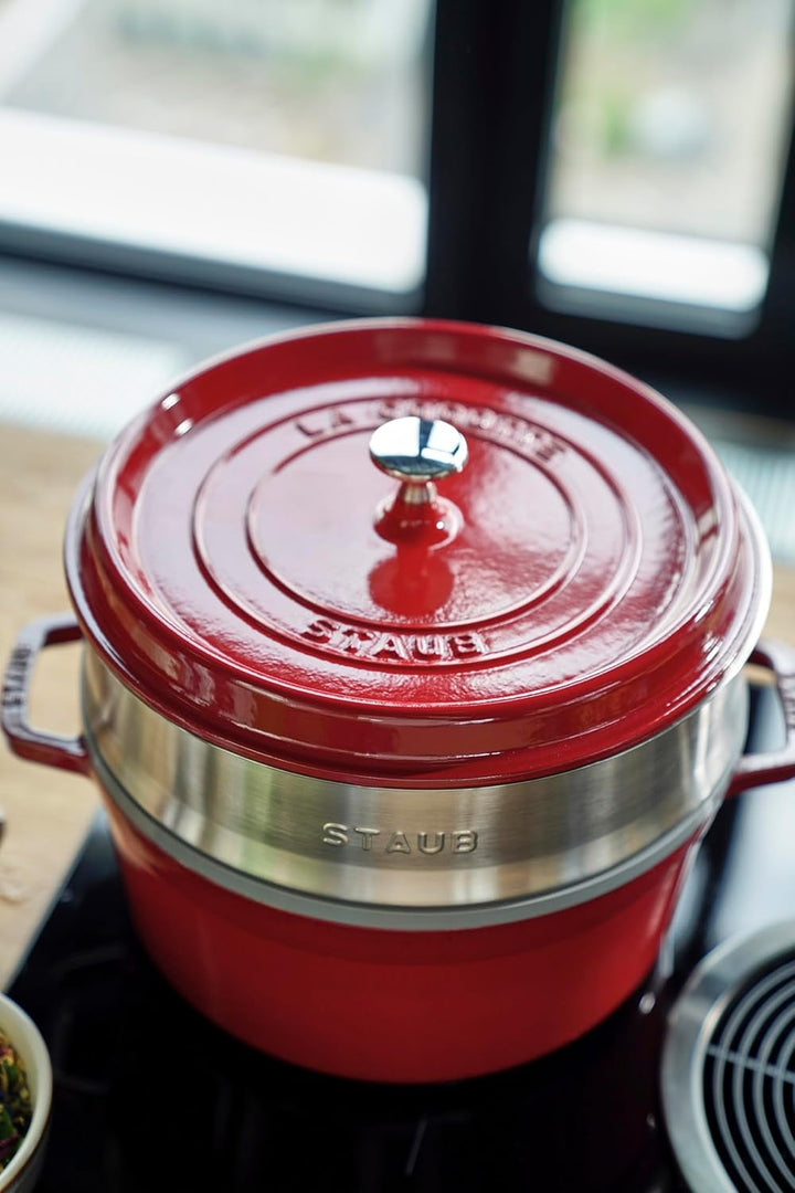 STAUB Gusseisen Bräter/Cocotte, Mit Dämpfeinsatz Aus Edelstahl, Rund 26 Cm, 5,2 L, Aromaregen Funktion Für Optimale Befeuchtung, Für Alle Herdarten Inkl. Induktion & Backofen, Kirschrot, Rot Matrite si tavi pentru copt Naty Shop