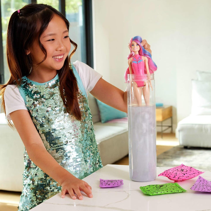 Barbie Color Reveal Fashion Doll și accesorii cu 6 surprize, seria Disco Star cu strălucire metalică și top cu schimbare de culoare (stilurile pot varia), JCP01 Papusi Naty Shop