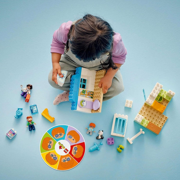 LEGO DUPLO Town Prima vizită la doctor, jucărie de construcție, set de joacă pentru a promova abilitățile motorii fine, cadou pentru copiii mici de la 2 ani, jucărie educativă, joc de rol în spital 10449 Seturi de constructie Besuche den LEGO-Store