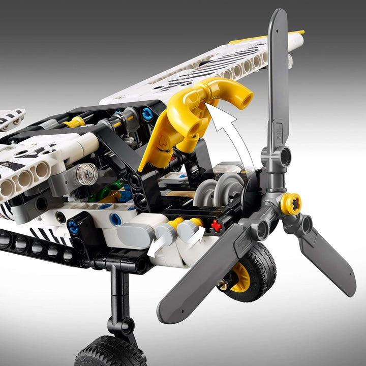 Avion cu elice LEGO Technic, jucărie construibilă pentru copii, cadou pentru băieți și fete de la 8 ani, model de avion cu elice rotativă și motor cu piston cu 4 cilindri 42198 Seturi de constructie Besuche den LEGO-Store