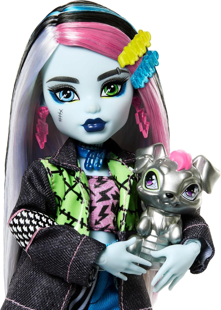 Păpușă Monster High Frankie Stone cu jachetă din denim și pantaloni scurți, include câinele Watzie și accesorii precum un rucsac, o gustare și un notebook, HXH73 Papusi Naty Shop
