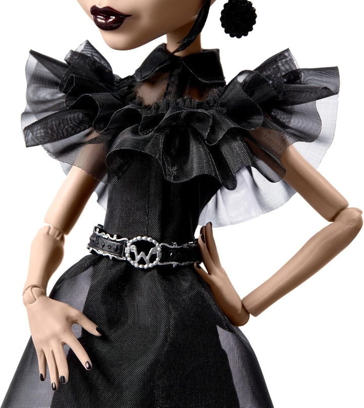 Păpușă Monster High Wednesday, figurină de colecție Rave'N Wednesday în rochie gotică neagră, inspirată de scena de dans, accesorii premium și suport pentru păpușă, HXJ03 Papusi Naty Shop