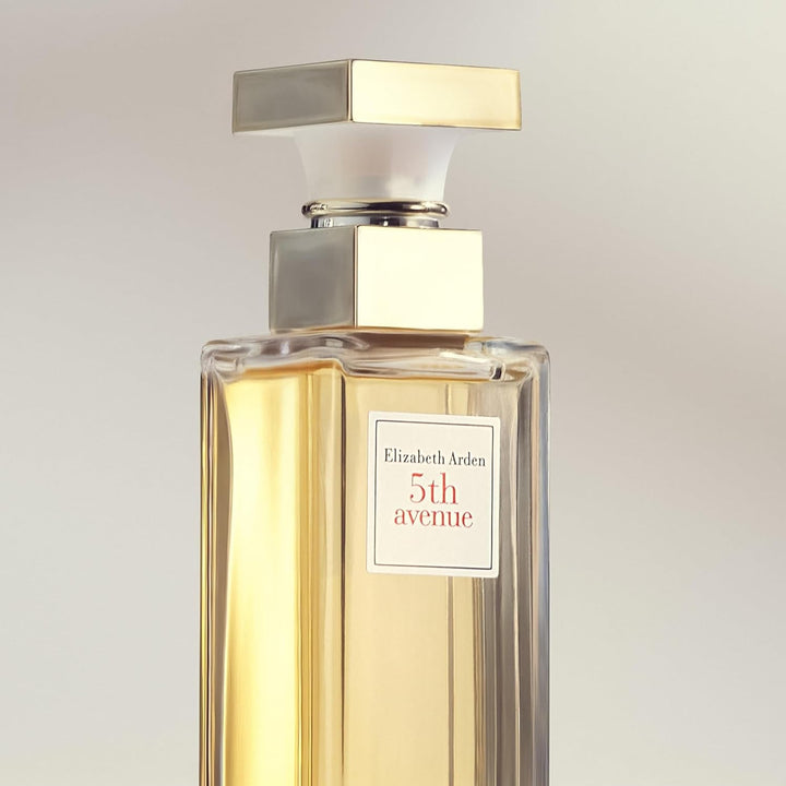 Elizabeth Arden - 5Th Avenue, Apă de Parfum, Parfum Spray pentru Femei, Elegant și Luxos cu Note Florale de Magnolie Roz, Violetă și Chihlimbar, Aromă Proaspătă și Ușoară
