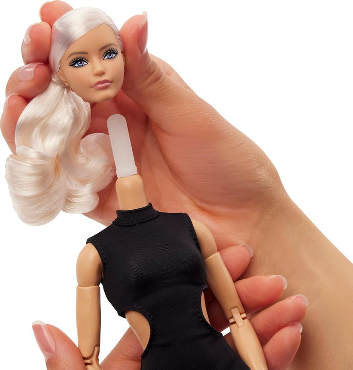 Barbie Basics Model 2, păpușă de colecție cu păr blond, rochie mini neagră și cizme gladiator, Universal Fit Fashion, corp mobil și cap interschimbabil, JBH71 Papusi Naty Shop