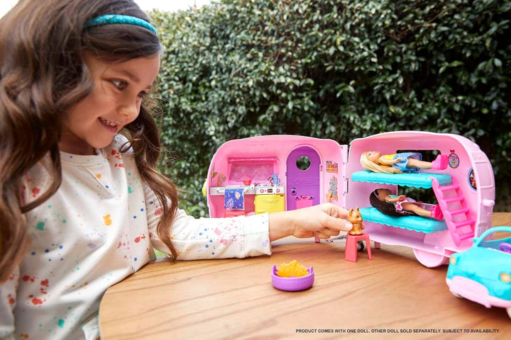 Barbie Chelsea Series, Chelsea Car And Camper Set cu 10+ Barbie Camping Accessories, 1X Chelsea Doll, Teal Car And Pink Mini Camper, Cadouri pentru copii 3+ ani, Fxg90 Papusi Naty Shop