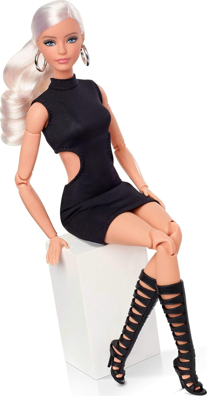 Barbie Basics Model 2, păpușă de colecție cu păr blond, rochie mini neagră și cizme gladiator, Universal Fit Fashion, corp mobil și cap interschimbabil, JBH71 Papusi Naty Shop