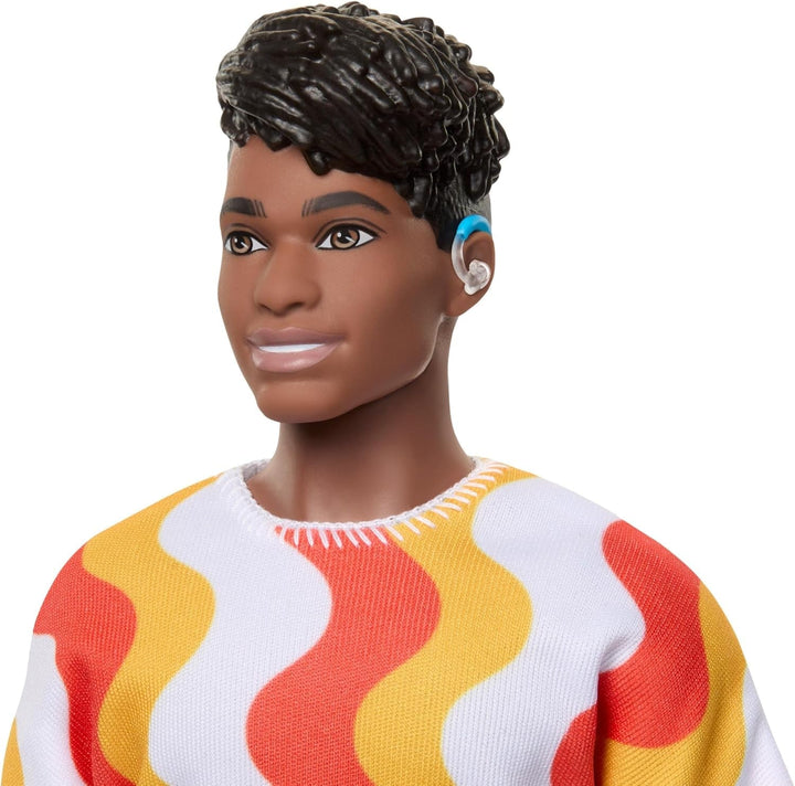 Barbie Fashionistas Ken Doll nr. 220 Cu bretele și formă largă a corpului într-o cămașă detașabilă cu model portocaliu, pantaloni scurți și sandale cu platformă, HRH23 Papusi Naty Shop