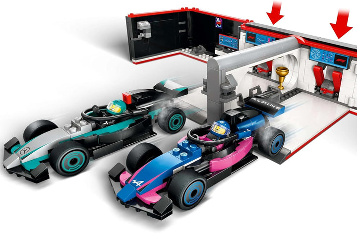 Garaj LEGO City F1 cu mașini de curse Mercedes-Amg și Alpine - Mașină de curse Formula 1 cu 2 piloți și 4 minifigurine mecanice - Cadou pentru băieți și fete 7+ și fani 60444 Seturi de constructie Besuche den LEGO-Store