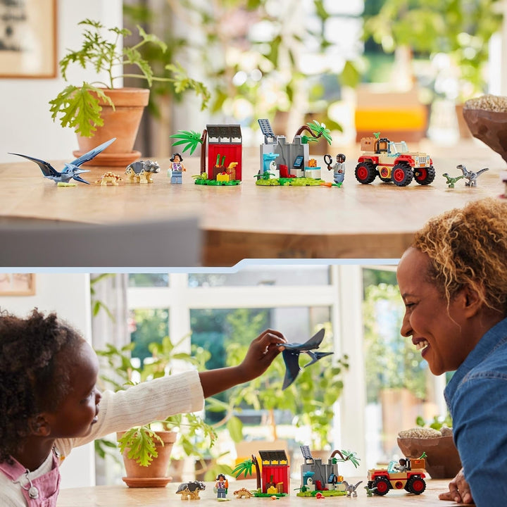 LEGO Jurassic World Rescue Centre for Baby Dinosaurs, set cu figurine mici de dinozauri, inclusiv Triceratops, Ankylosaurus și Velociraptor, cadou de construcție pentru băieți și fete de la 4 ani 76963 Seturi de constructie Besuche den LEGO-Store