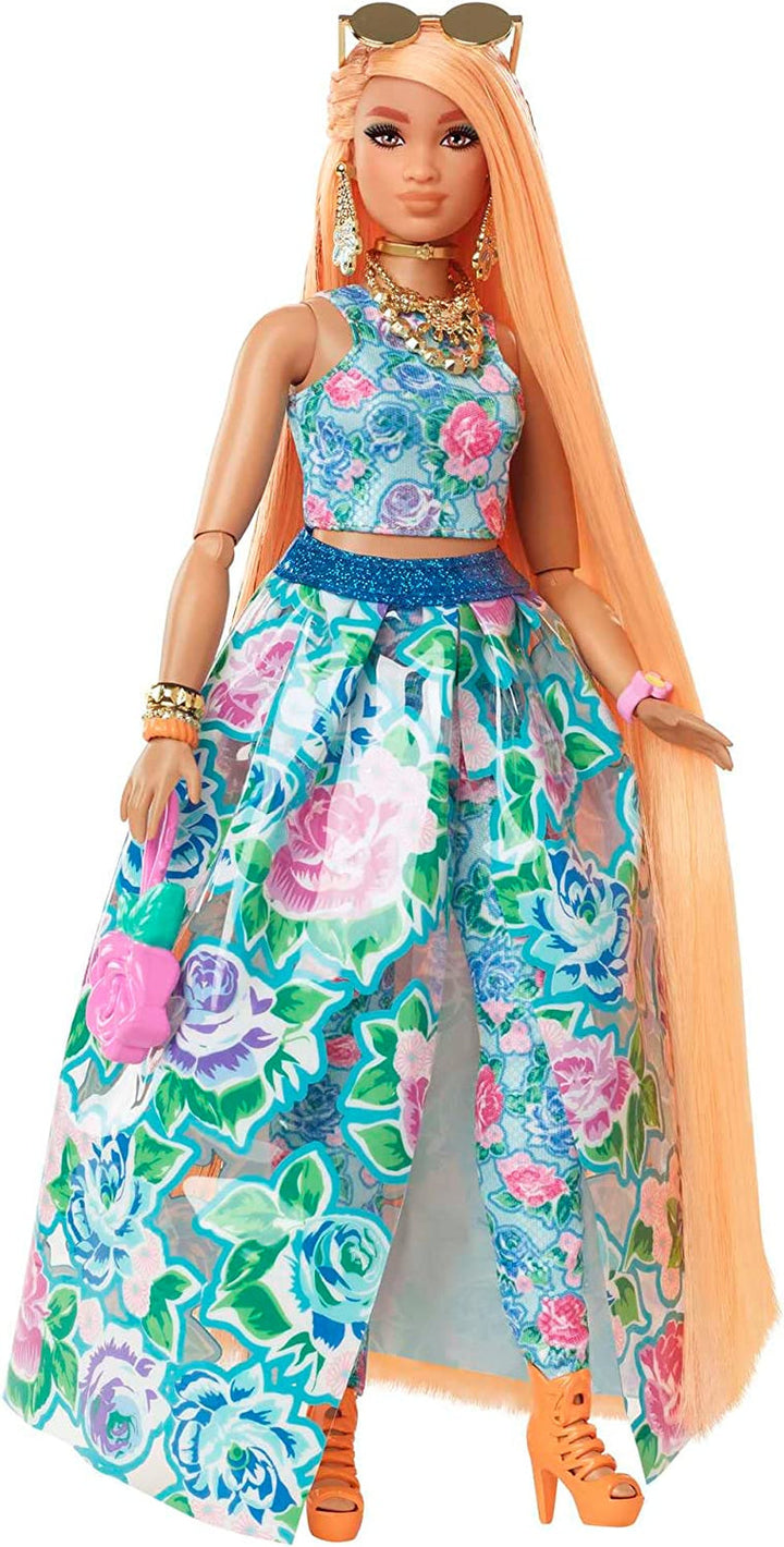 Barbie Extra Fancy, Curvy Păr lung blond cu căpșuni, costum din două piese, pisică albastră, geantă roz, ochelari de soare cu ananas, inclusiv păpușă, potrivit ca cadou, Hhn14 Papusi Naty Shop
