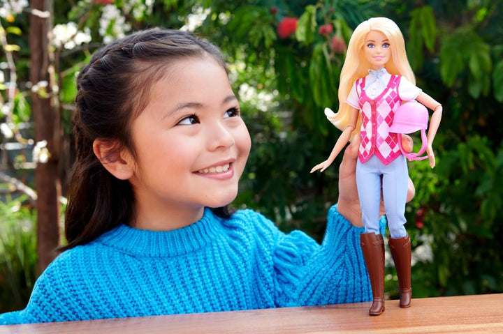 Păpușă Barbie Malibu "și accesorii de la Barbie Mysteries: Misterioasa aventură a calului", inclusiv păpușă de modă, costum de călărie detașabil și cască, HXJ38 Papusi Naty Shop